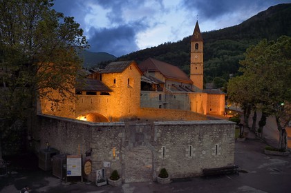 France, Alpes de Haute Provence, Parc National du Mercantour (Mercantour National Park) and Vallee du Haut Verdon, Colmars les Alpes fortified by Vauban in the late 17th century, wall of the Porte de France and St. Martin's Church