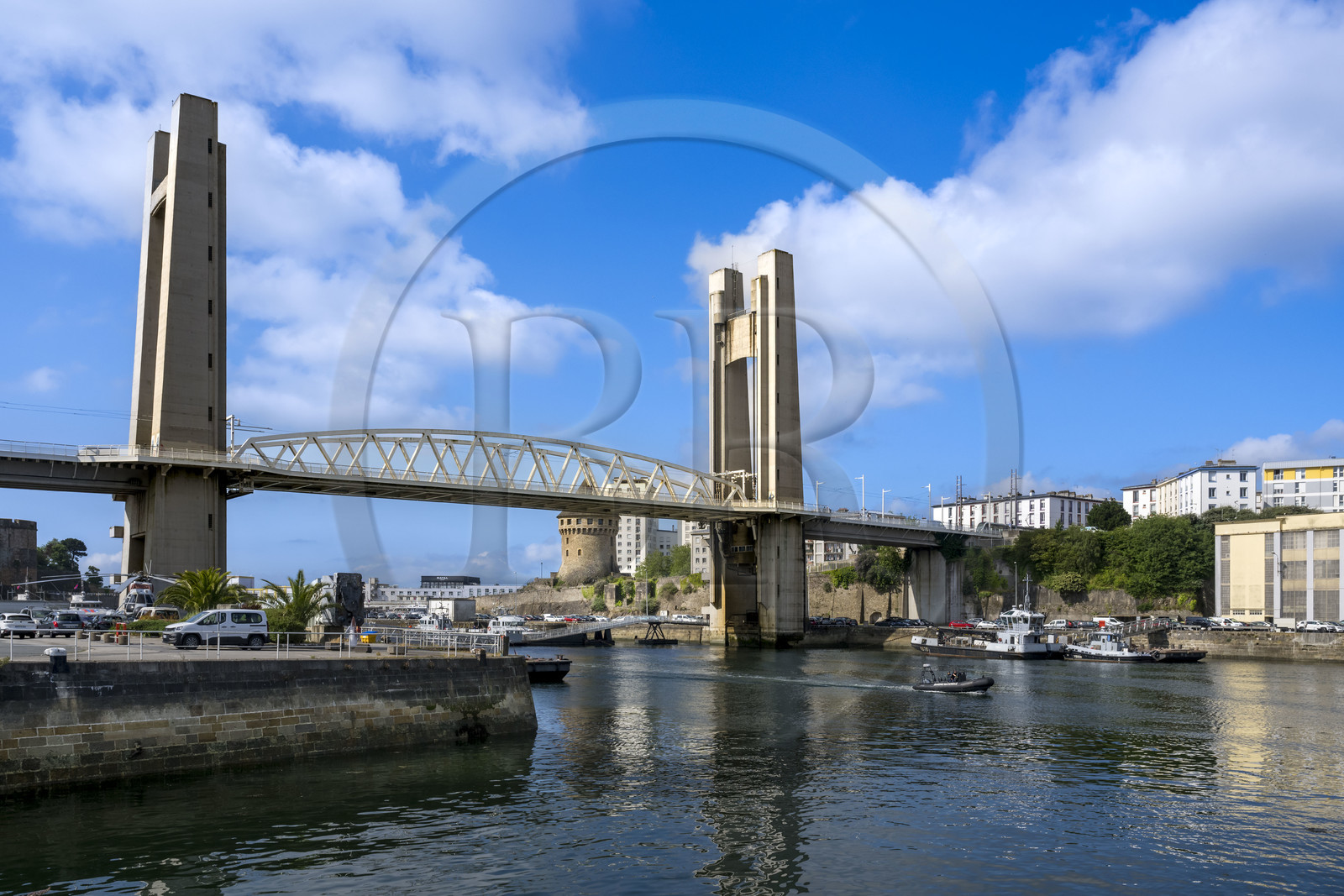 France, Finistère (29), Brest, l'arsenal, le port militaire est une base navale de la Marine nationale, le pont de Recouvrance passe au dessus de la rivière Penfeld et la Tour de la Motte-Tanguy en arrière plan France, Finistère (29), Brest, l'arsenal, le port militaire est une base navale de la Marine nationale, le pont de Recouvrance passe au dessus de la rivière Penfeld et la Tour de la Motte-Tanguy en arrière plan