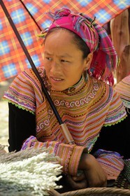 Vietnam, province de Lao Cai, région de Bac Ha, marché de Can Cau, femme de la minorité Hmong Fleur