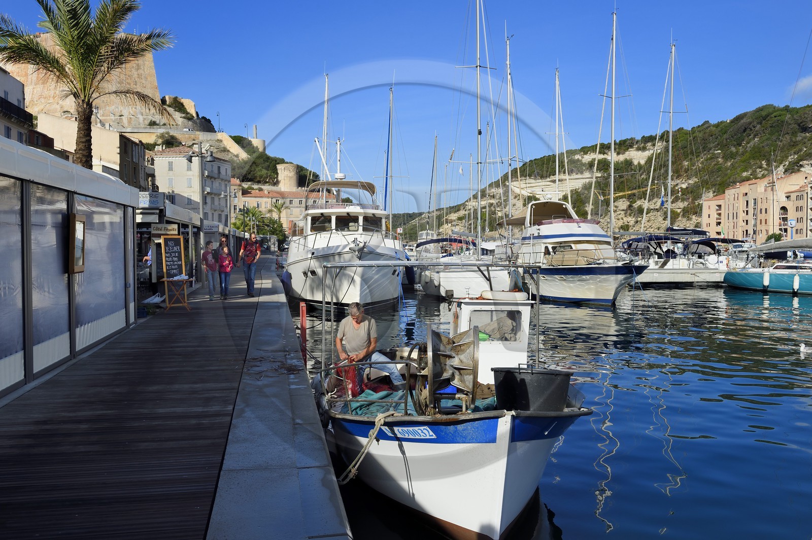 France, Corse-du-Sud (2A), Bonifacio, le port dominé par la citadelle dans la ville haute, retour de pêche France, Corse-du-Sud (2A), Bonifacio, le port dominé par la citadelle dans la ville haute, retour de pêche