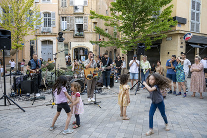 France, Bouches-du-Rhône (13), Aix en Provence, buste d'Emile Zola place Ganay, dans les rue de la vieille ville lors de la fête de la musique