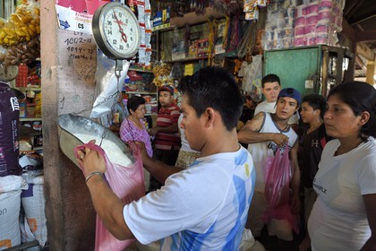 Nicaragua, Leon, marché du quartier de Sutiaba, épicier