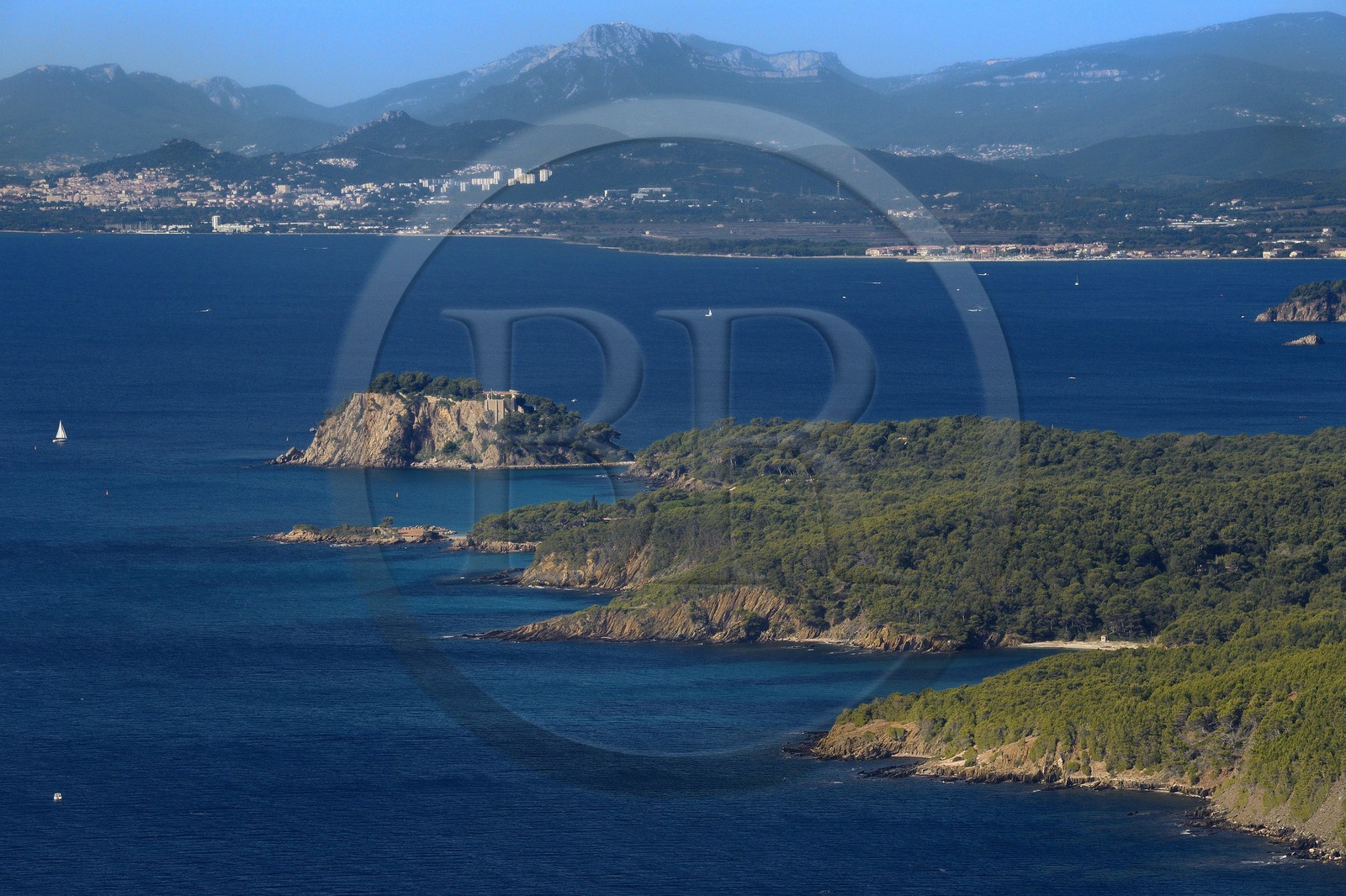 France, Var (83), Corniche des Maures, Bormes les Mimosas, fort de Brégançon (vue aérienne)