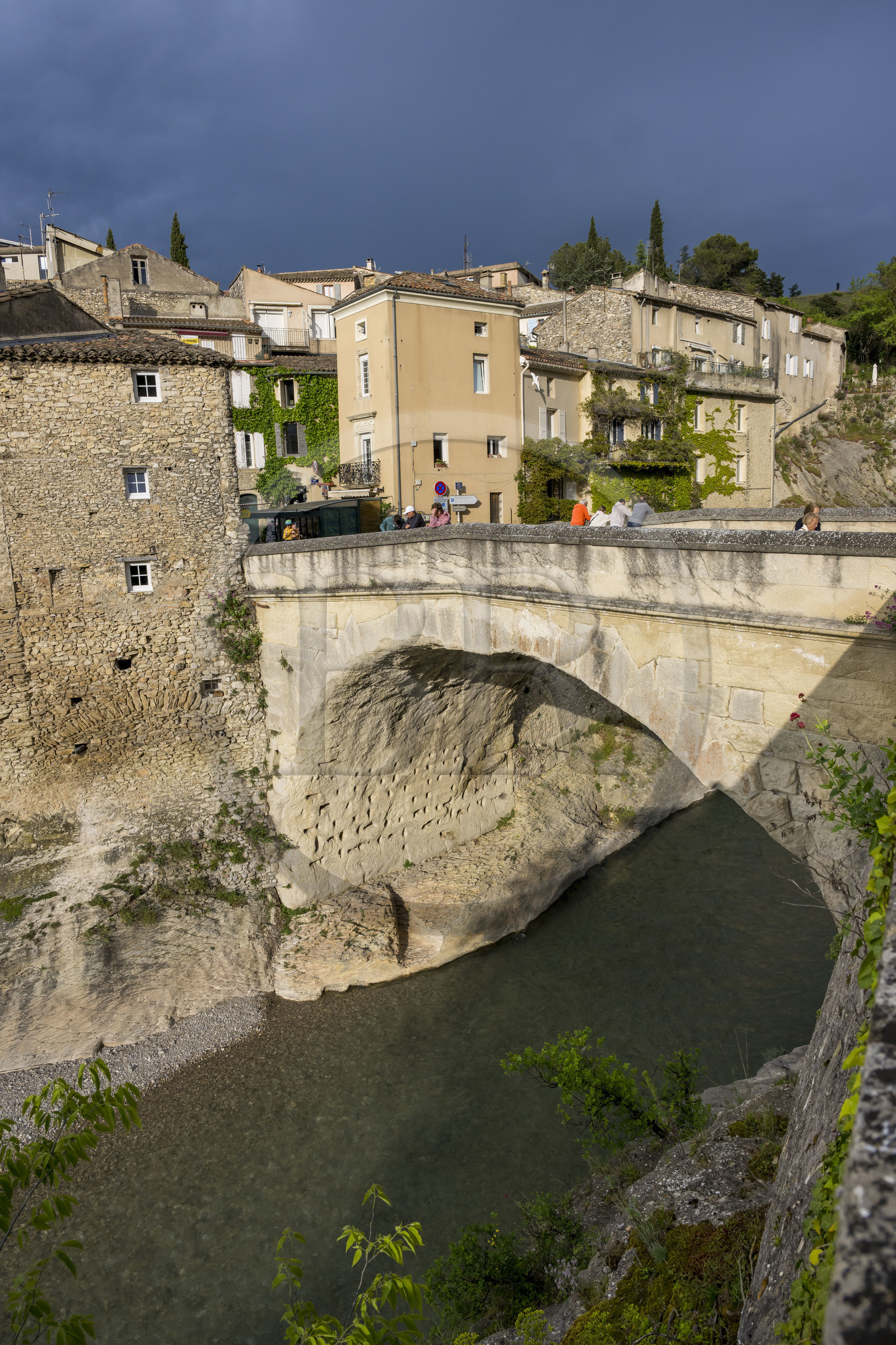 France, Vaucluse (84), Vaison-la-Romaine, le pont romain sur l'Ouvèze datant du 1er siècle apr. J.-C. qui relie la ville basse et la ville médiévale