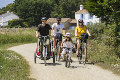 France, Vendée (85), île de Noirmoutier, Noirmoutier-en-l'Ile, L'Herbaudière, randonnée à bicyclette en famille sur la piste cyclable