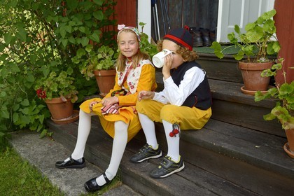 Sweden, Dalarna County, Leksand area, children in traditional costumes for the Midsummer celebrations in the tiny hamlet of Sunnanäng