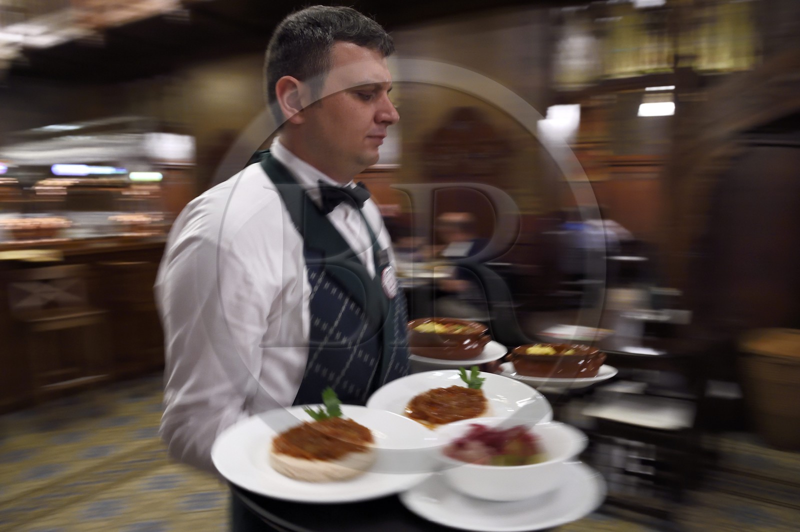 Roumanie, Bucharest, centre historique, la célèbre brasserie Caru cu bere créée en 1899 dans le quartier Lipscani