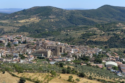 Espagne, Estremadure, Guadalupe, monastère royal de Santa Maria de Guadalupe classé Patrimoine mondial de l'UNESCO, sanctuaire formé de huit tours construit à l'endroit où la vierge apparut à un berger