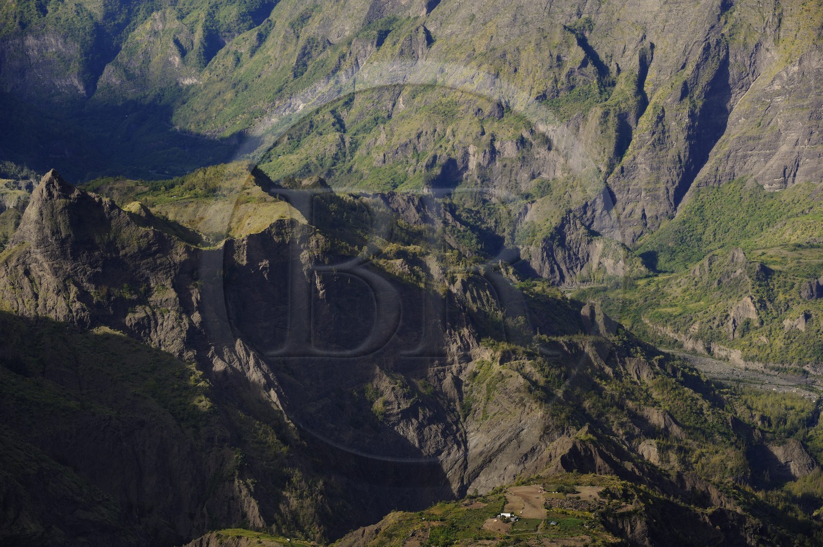 France, Ile de la Reunion, le cirque de Cilaos, classé Patrimoine Mondial de l'UNESCO (vue aérienne)