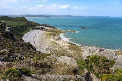 France, Côtes d'Armor (22), Grand Site de France Cap d'Erquy – Cap Fréhel, Erquy, l'Anse de Port-Blanc sur le chemin de Grande Randonnée GR 34