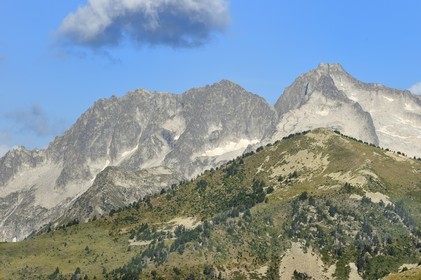 France, Hautes-Pyrénées (65), Saint-Lary-Soulan et Vielle-Aure, randonnée sur une variante du GR10 entre le col de Portet et les lacs de Bastan en bordure de la réserve naturelle de Néouvielle en arrière plan
