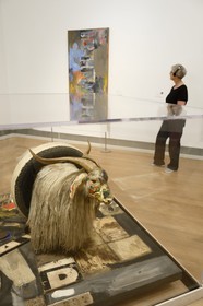 Suède, Stockholm, Ile de Skeppsholmen, musée d'art moderne (Moderna museet), Monogram (1955-1959) oeuvre de Robert Rauschenberg