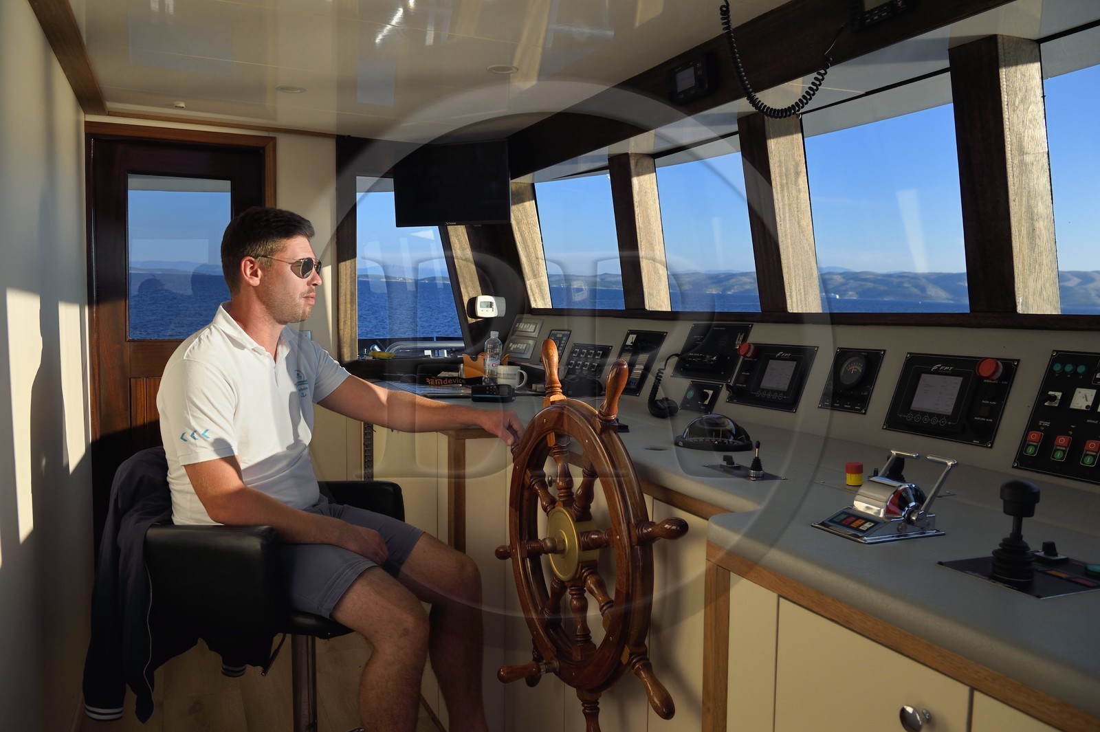Croatie, Dalmatie, cote dalmate, bateau de croisière Ave Maria et son capitaine Rade Naranca dans la timonerie