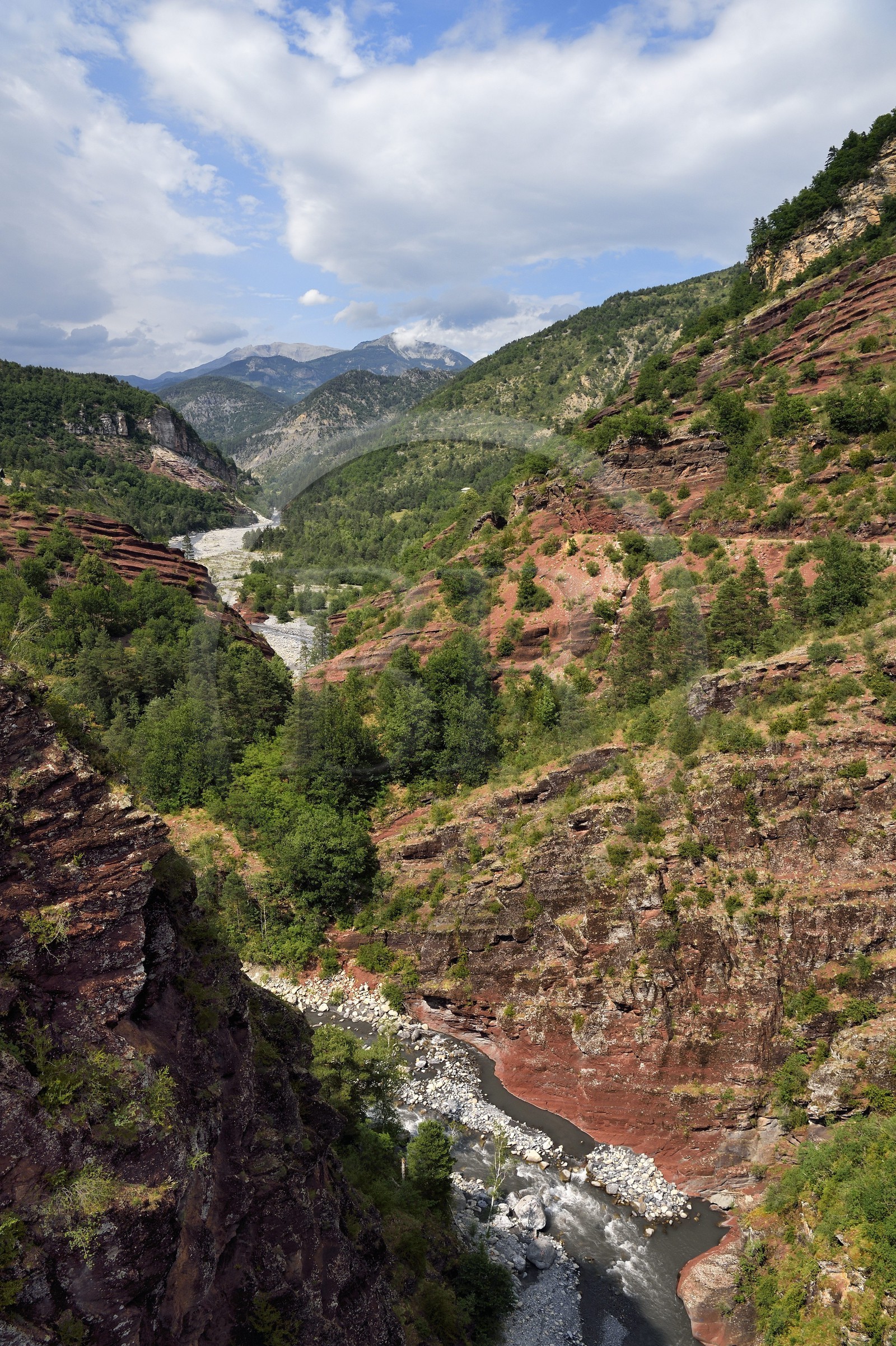 France, Alpes-Maritimes (06), parc national du Mercantour, vallée du Haut-Var, les Gorges de Daluis creusées par le Var dans des sols de pélite rouge depuis le Pont de la Mariée