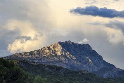 France, Bouches-du-Rhône (13), Pays d'Aix en Provence, vers le Tholonet, la Montagne Sainte Victoire, route Cézanne