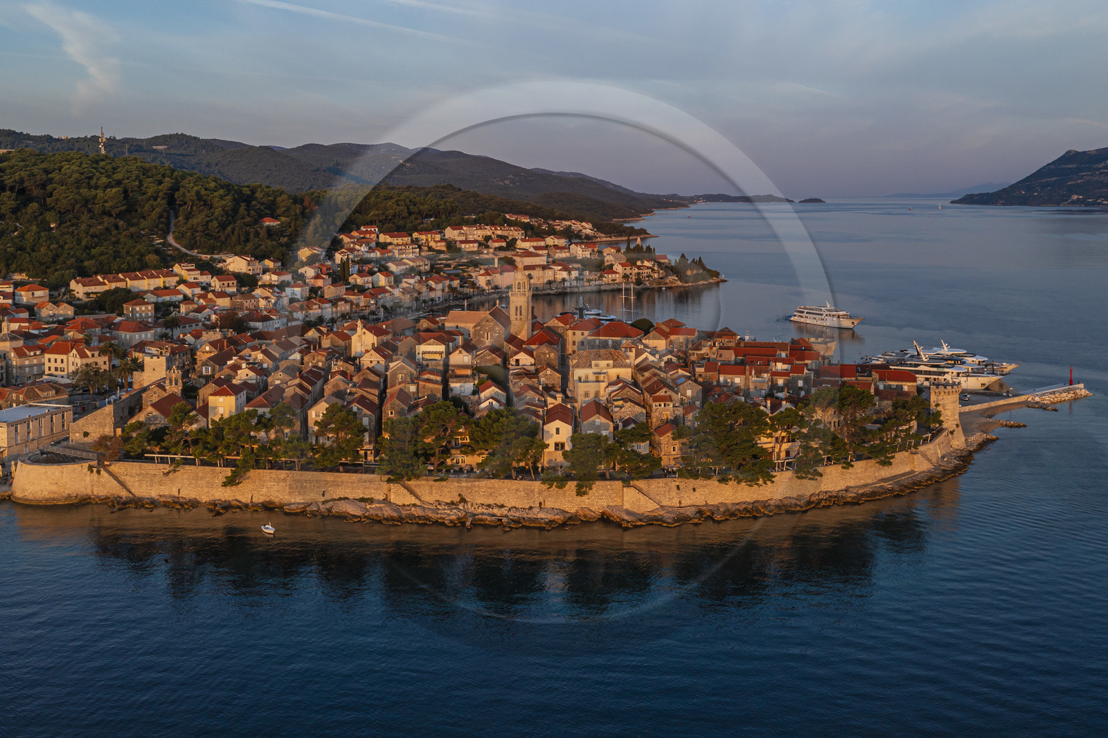 Croatie, Dalmatie, cote dalmate, Ile de Korcula, ville de Korcula (vue aérienne)