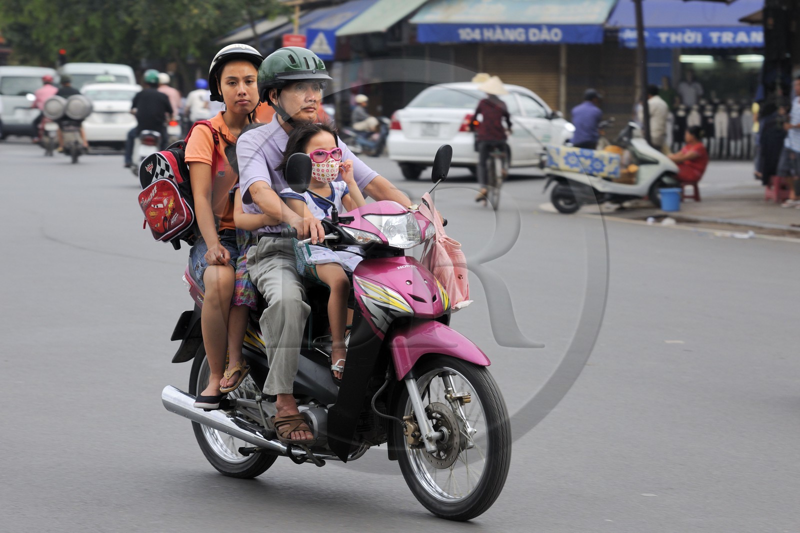 Vietnam, Hanoï, circulation en moto dans la vieille ville