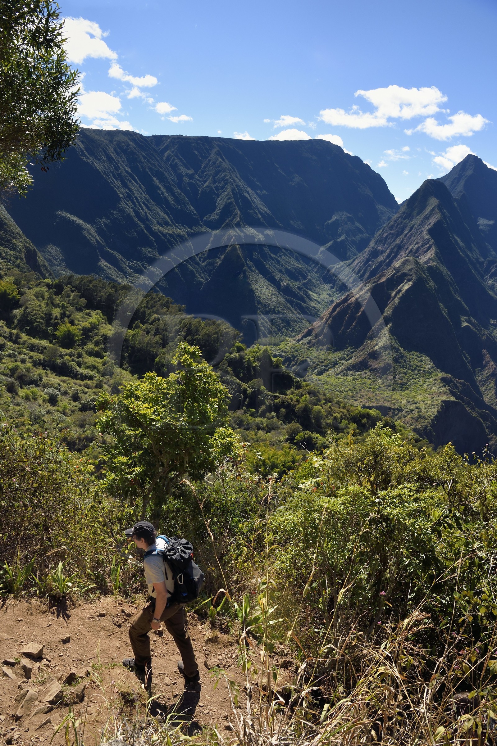 France, Ile de la Reunion, Parc National de la Réunion classé Patrimoine Mondial de l'UNESCO, La Possession, vers le village de Dos d'Ane, randonnée de la Roche Bouteille, randonneurs sur le sentier Cap Noir et le Cirque de Mafate