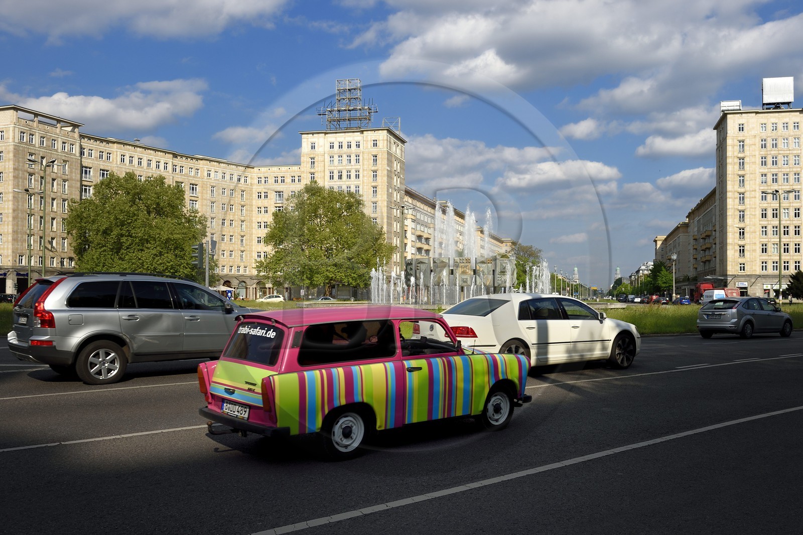 Allemagne, Berlin, la Karl-Marx Allee est la plus grande artère du pays menant d'Alexanderplatz à Frankfurter Tor et le régime communiste y faisait défiler son armée chaque année, voiture Trabant relookée Allemagne, Berlin, la Karl-Marx Allee est la plus grande artère du pays menant d'Alexanderplatz à Frankfurter Tor et le régime communiste y faisait défiler son armée chaque année, voiture Trabant relookée