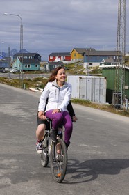 Groenland, ville de Nanortalik au sud du pays, jeune fille Inuit