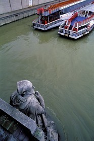 France, Paris (75), les rives de la Seine, classées Patrimoine Mondial de l'UNESCO, le Zouave du pont de l'Alma et des bateaux-mouches