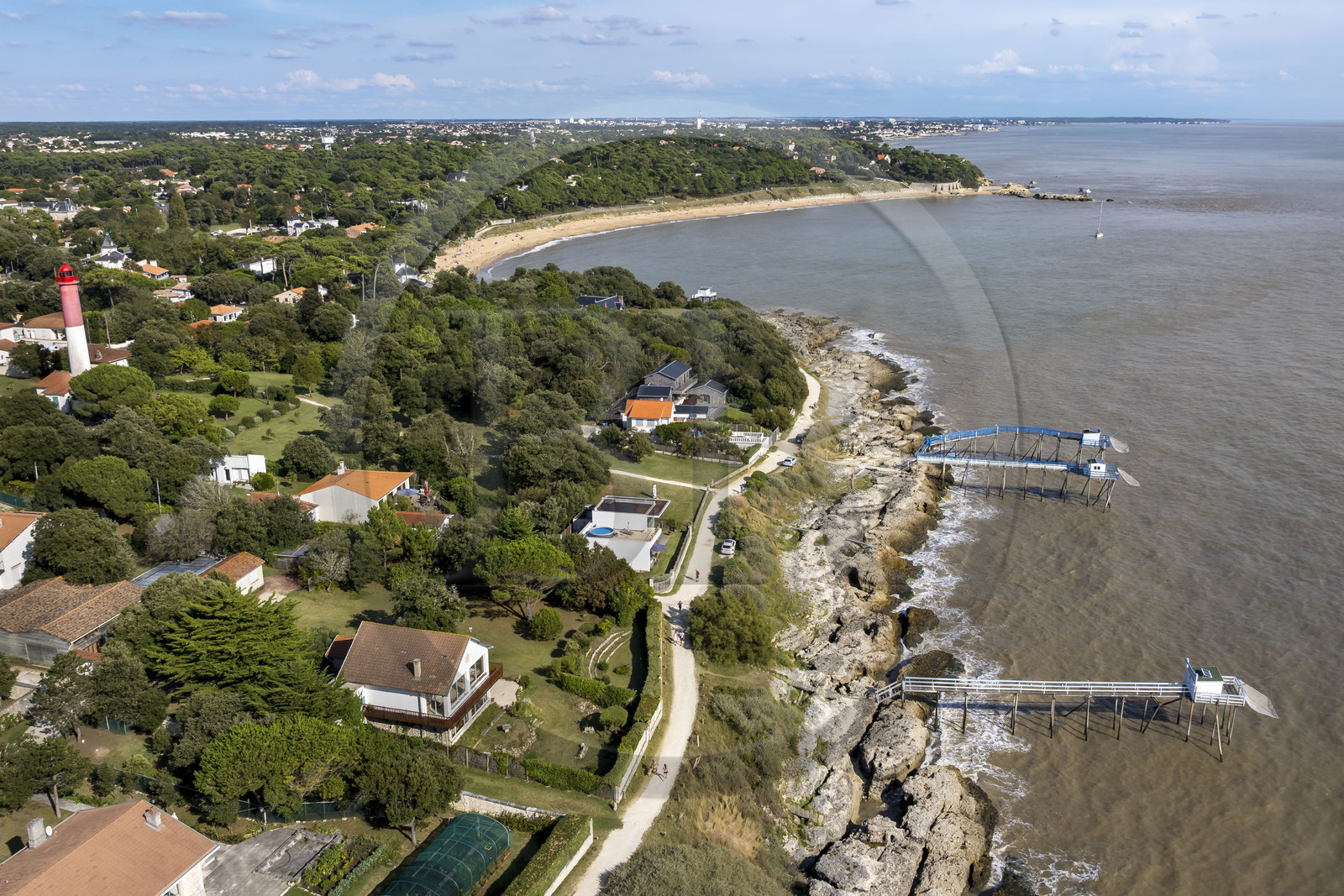 France, Charente-Maritime (17), région de Royan, Saint-Palais-sur-Mer, cabanes de pêche traditionnelle au carrelet, sentier des douaniers qui longe le littoral et le Phare de Terre-Nègre