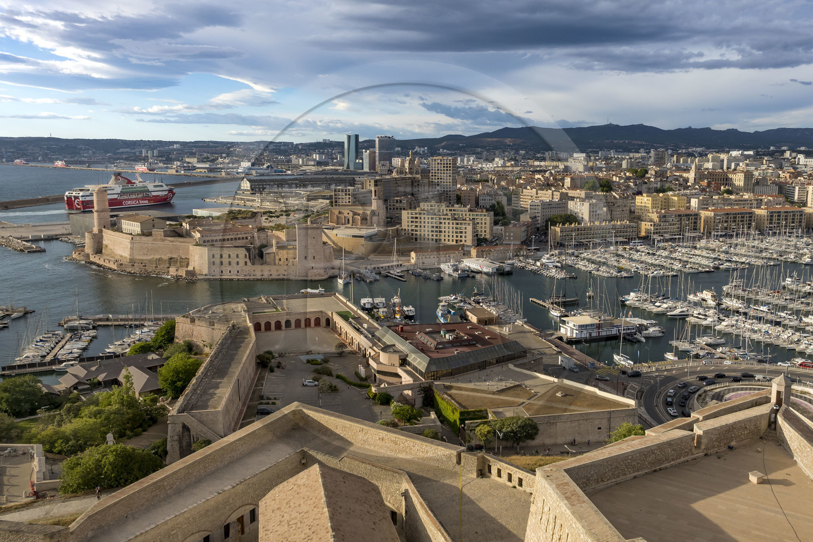 France, Bouches-du-Rhône (13), Marseille, le Fort Saint Jean à l'entrée du Vieux Port vu depuis le Fort Saint-Nicolas, le Fort Ganteaume (bas fort Saint-Nicolas) au premier plan (vue aérienne)