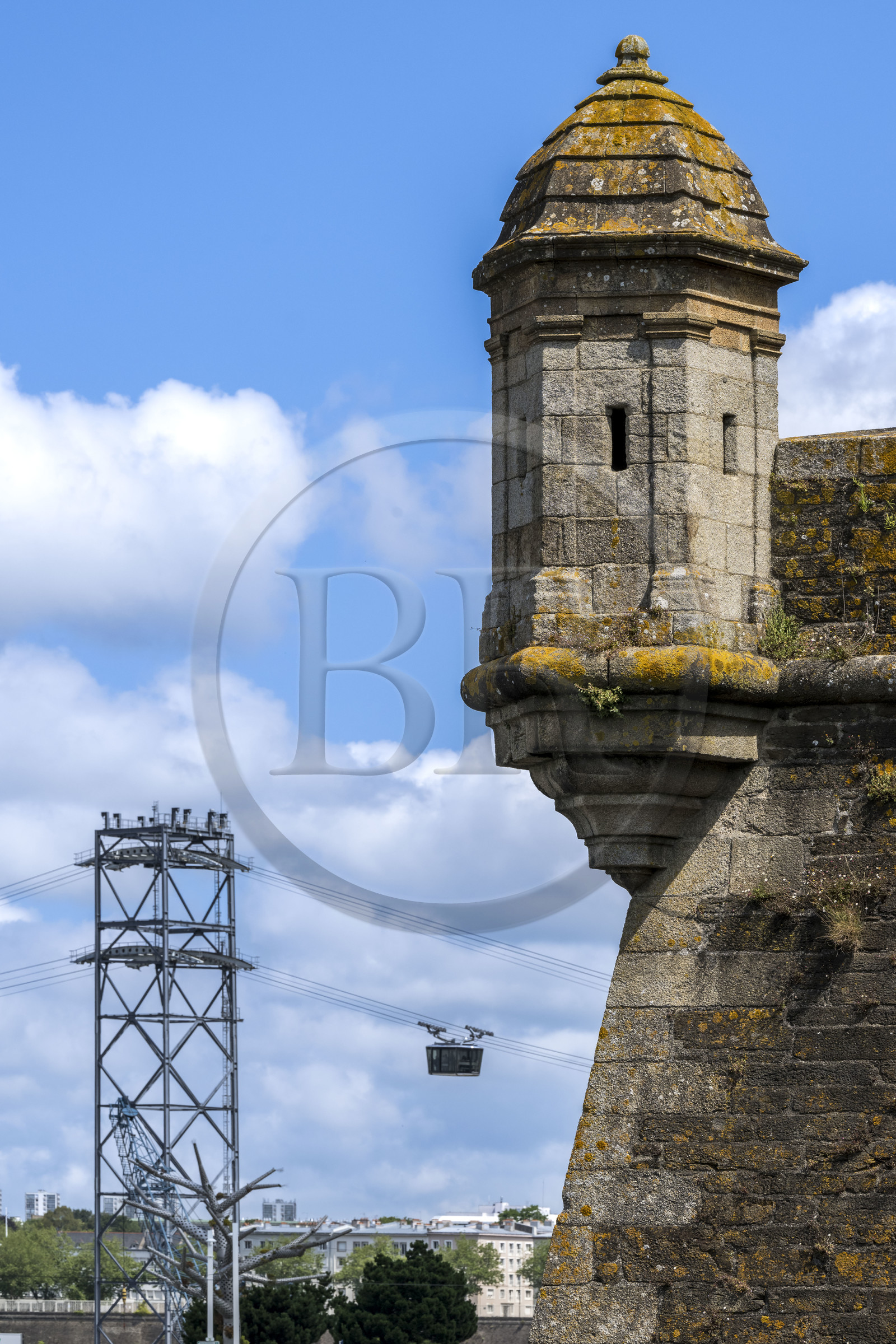 France, Finistère (29), Brest, le château qui abrite le musée national de la Marine, échauguette et le téléphérique urbain de Brest en arrière plan France, Finistère (29), Brest, le château qui abrite le musée national de la Marine, échauguette et le téléphérique urbain de Brest en arrière plan