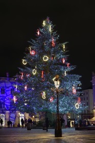 France, Meurthe-et-Moselle (54), Nancy, place Stanislas (ancienne Place Royale) lors de la fête de la Saint-Nicolas, classée Patrimoine Mondial de l'UNESCO, le grand sapin  de Noël décoré