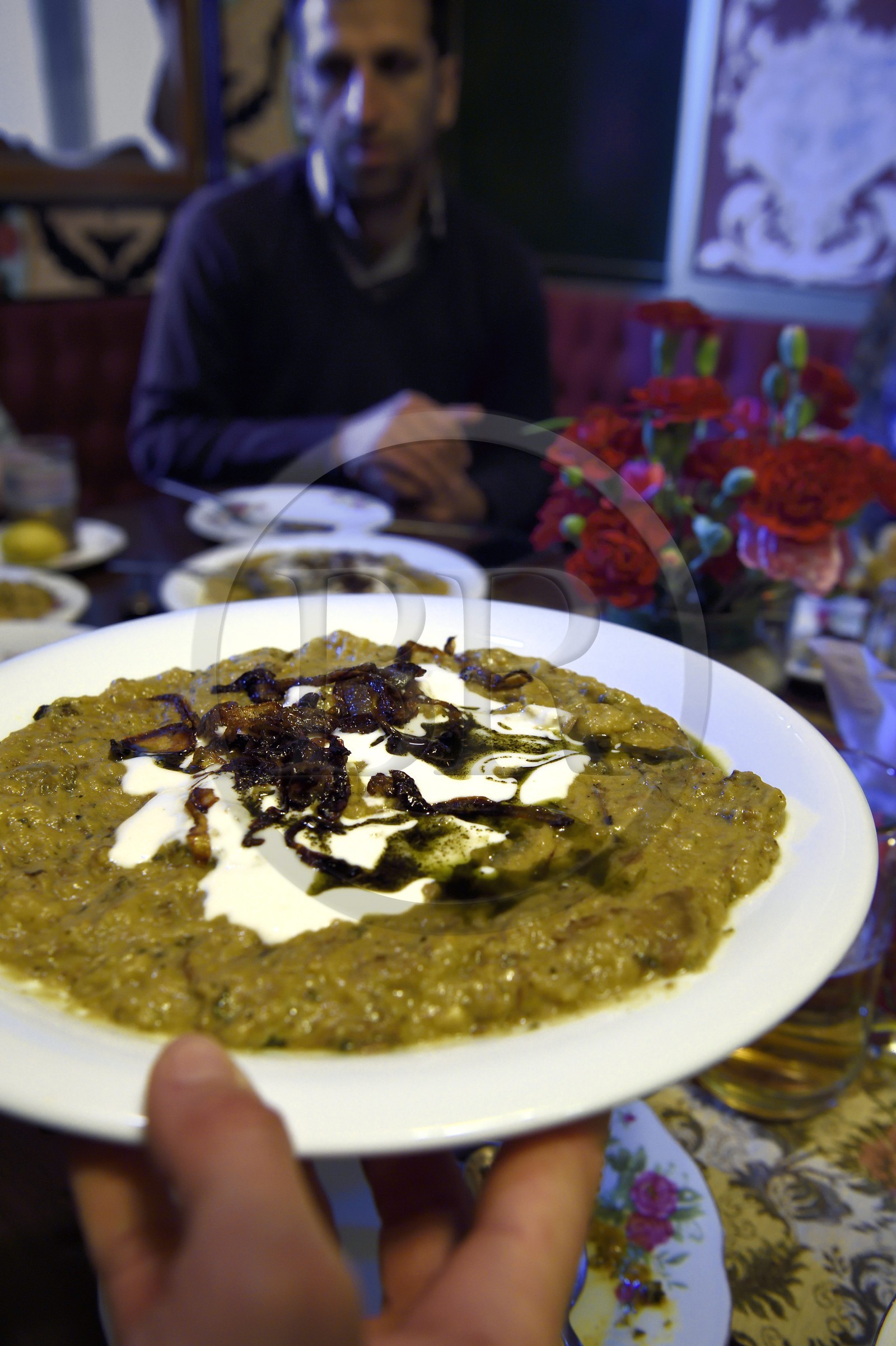Iran, province d'Ispahan, Ispahan, quartier arménien de la Nouvelle-Djoulfa (Nor Djoura), Firuz Cafe à Julfa square, le Och, potage aux herbes, féculents, oignons et yaourt Iran, province d'Ispahan, Ispahan, quartier arménien de la Nouvelle-Djoulfa (Nor Djoura), Firuz Cafe à Julfa square, le Och, potage aux herbes, féculents, oignons et yaourt