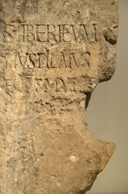 Israel, Jérusalem, quartier de Guivat Ram, musée d'Israel, departement d'archéologie, Seule inscription de son temps mentionnant Ponce Pilate, ... construction en l'honneur de Tibère ... Ponce Pilate ... procurateur de Judée, découvert dans le théâtre romain de Césarée