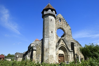 Roumanie, Transylvanie, région de Sibiu et Fagaras, Carta, ancien monastère cistercien de Carta (1205 à 1474), les ruines de l'église abbatiale avait été reconvertie en église fortifiée luthérienne par la communauté de saxons