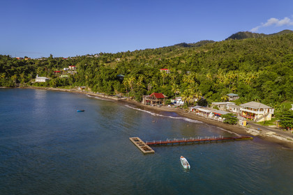 Caraïbes, Ile de la Dominique, plage de Toucari Bay au nord de Portsmouth (vue aérienne)