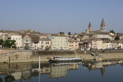 France, Saône et Loire (71), Tournus, les bords de Saône et les deux tour de l'ancienne abbaye