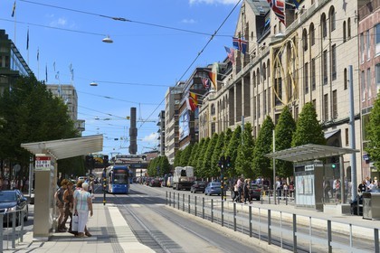 Suède, Stockholm, tramway dans Hamngatan et le Kristallvertikalaccent, obélisque de verre de 37 mètres du sculpteur Edvin Öhrström en arrière plan
