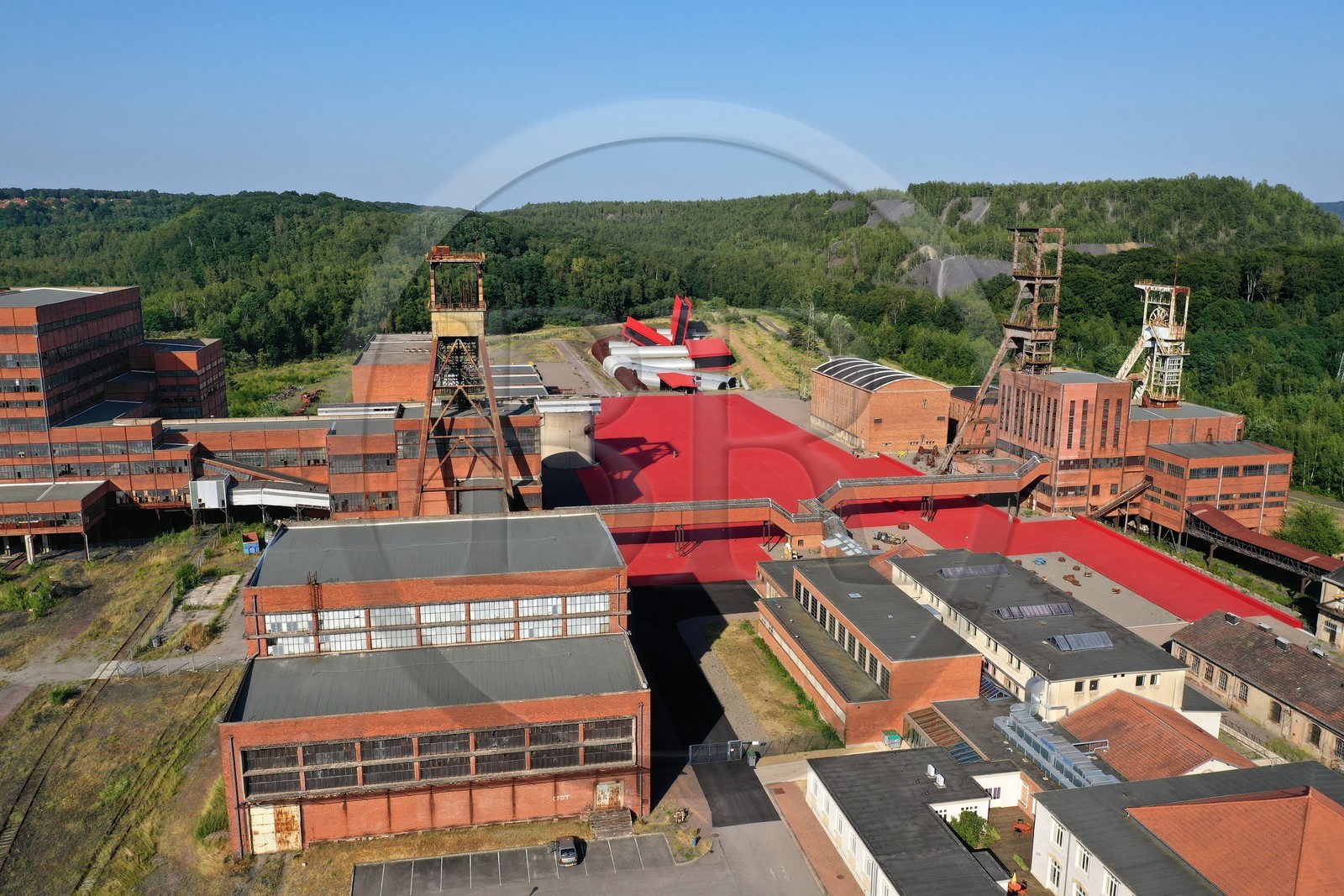 France, Moselle (57), Petite-Rosselle, le musée du carreau Wendel, le carreau Wendel et ses puits, terrils en arrière plan (vue aérienne)