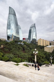 Azerbaïdjan, Bakou, Flame Towers des architectes Hellmuth, Obata & Kassabaum et la mosquée Shehidler à ses pieds, escalier qui mêne au Mémorial des Martyrs au premier plan