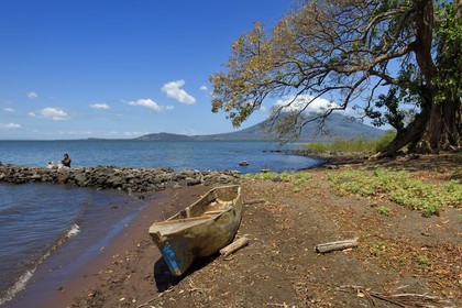 Nicaragua, Ile d'Ometepe sur le lac Nicaragua, village de Merida, femme faisant sa lessive dans le lac et le volcan Conception (1610 m) en arrière plan