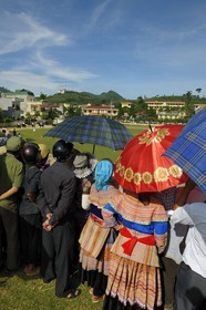 Vietnam, province de Lao Cai, Bac Ha, course annuelle de chevaux et deux femmes de la minorité Hmong Fleur au premier plan