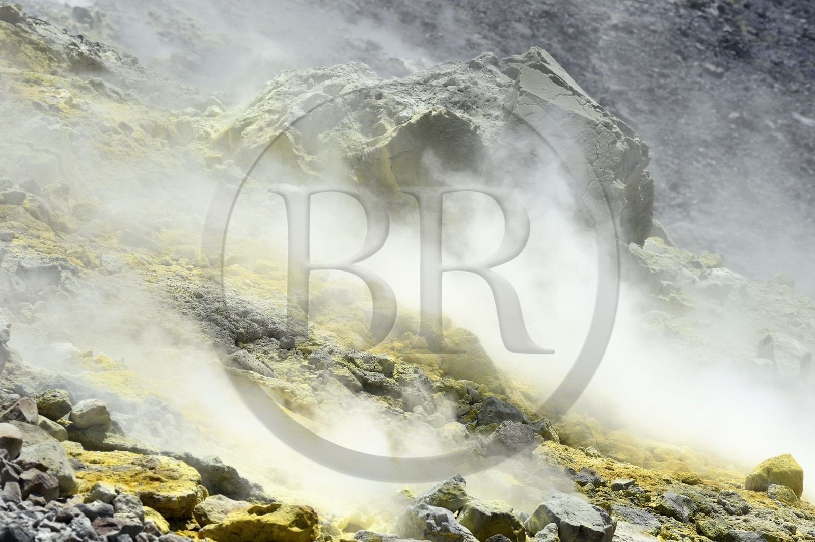 Italie, Sicile, iles Eoliennes, classées Patrimoine Mondial de l'UNESCO, ile de Vulcano, fumerolles soufrées du cratère du volcan della Fossa