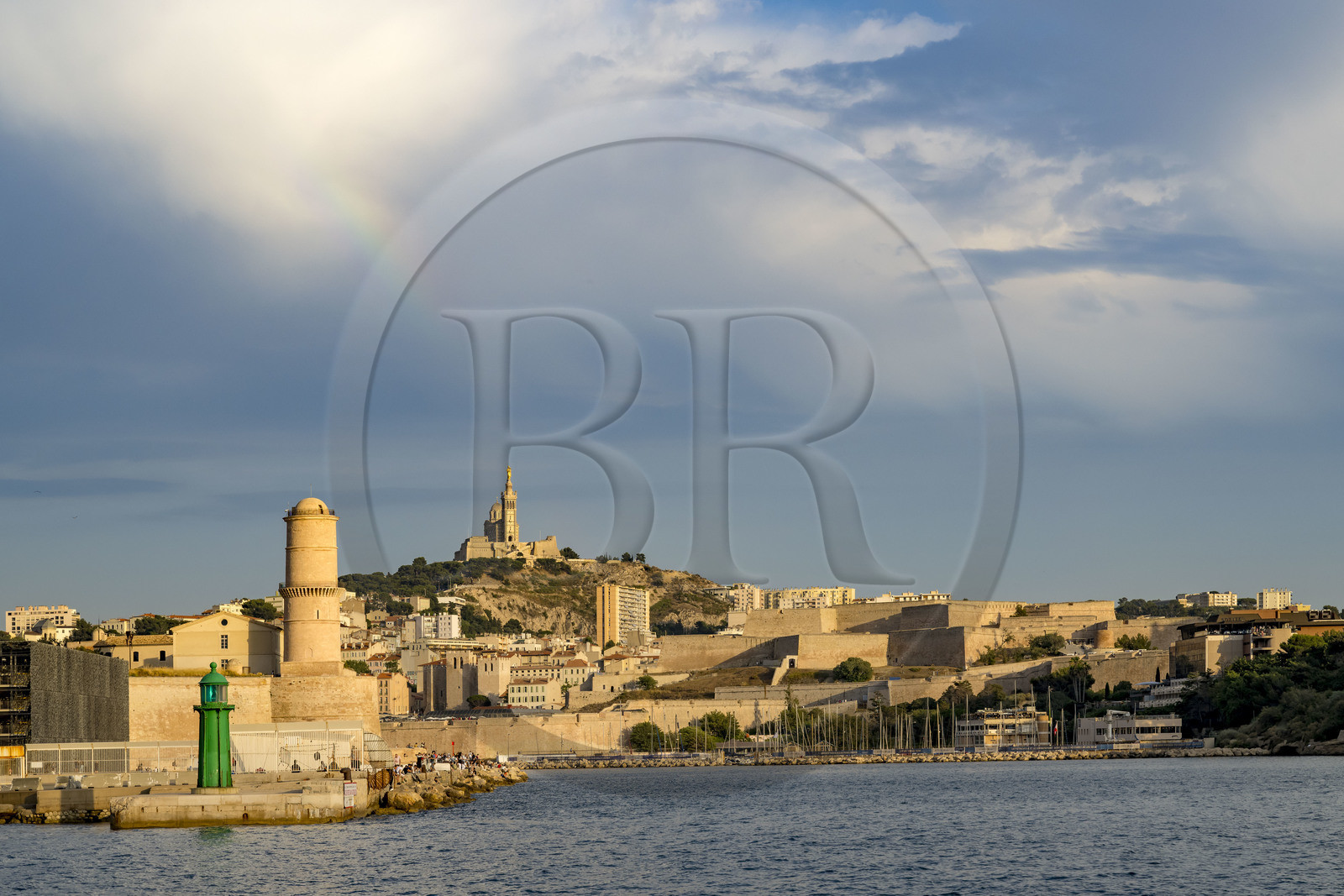France, Bouches-du-Rhône (13), Marseille, le Fort Saint-Jean à gauche, l’abbaye Saint-Victor au centre et la Citadelle de Marseille (Fort Saint-Nicolas) à droite, la basilique Notre Dame de la Garde en arrière plan