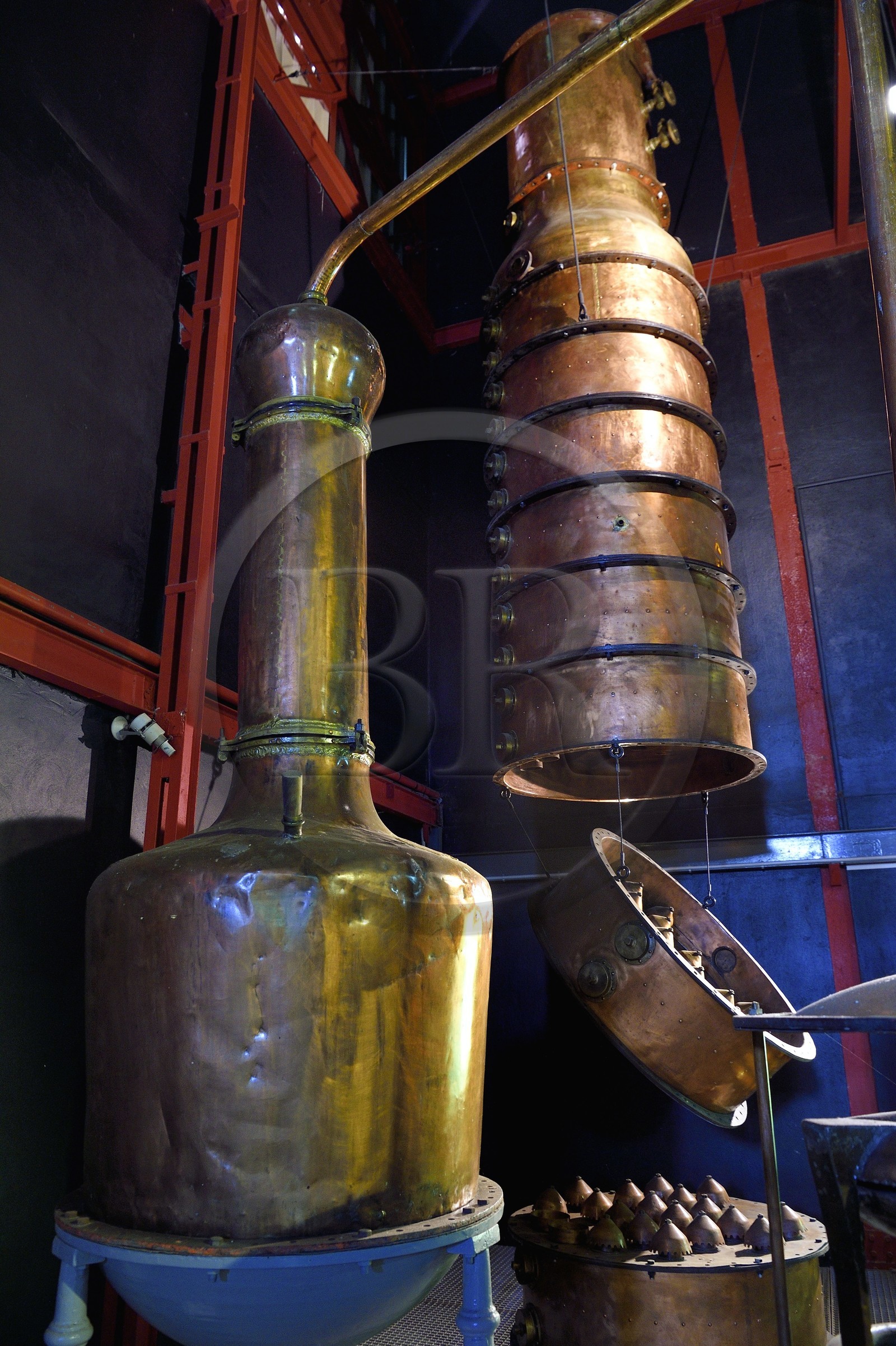 France, Ile de la Reunion, Saint Pierre, domaine de la distillerie Isautier, musée de la Saga du Rhum, colonne de distillation qui remplace l'alambic au premier plan France, Ile de la Reunion, Saint Pierre, domaine de la distillerie Isautier, musée de la Saga du Rhum, colonne de distillation qui remplace l'alambic au premier plan