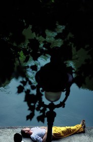 France, Paris (75), moment de détente, le long du canal Saint-Martin (10ème arrondissement)