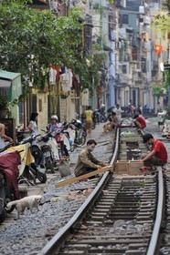 Vietnam, Hanoï, voie ferrée qui passe au coeur de la vieille ville