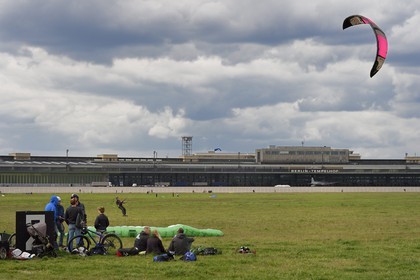 Germany, Berlin, former Berlin-Tempelhof international airport converted into a huge park, a meeting place for kite surfers, kite boarders and Country Buggy kiter