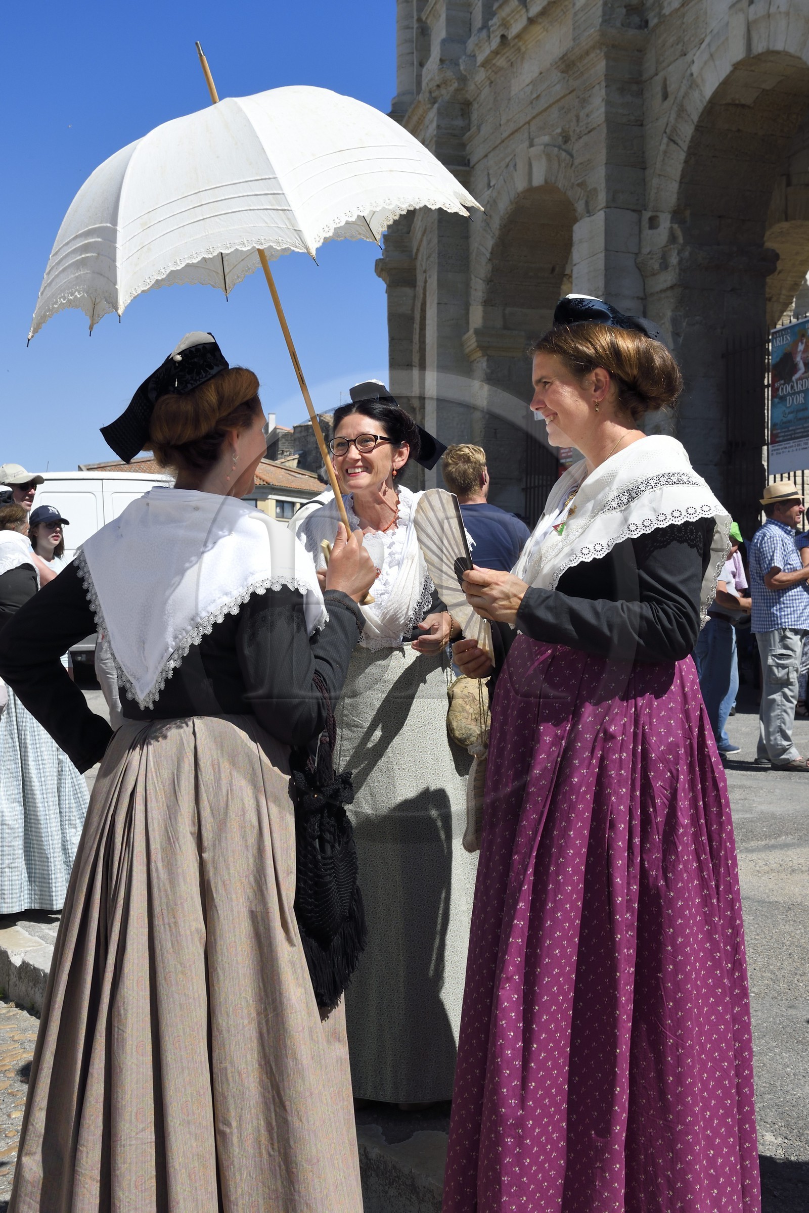 France, Bouches-du-Rhône (13), Arles, la course camarguaise de la Cocarde d'Or aux Arènes, amphithéâtre romain de 80-90 après JC, classé Patrimoine Mondial de l'UNESCO, arlésiennes en costume traditionnel France, Bouches-du-Rhône (13), Arles, la course camarguaise de la Cocarde d'Or aux Arènes, amphithéâtre romain de 80-90 après JC, classé Patrimoine Mondial de l'UNESCO, arlésiennes en costume traditionnel