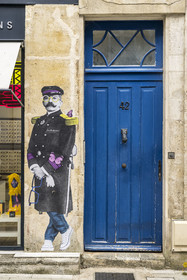 France, Charente-Maritime (17), Rochefort, l'écrivain Pierre Loti caricaturé pour une marque d'optique rue de la République