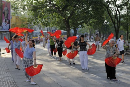 Vietnam, Hanoï, vieille ville, lac Hoan Kiem appelé le petit lac ou lac de l'épée restituée, femmes pratiquant le Tai chi