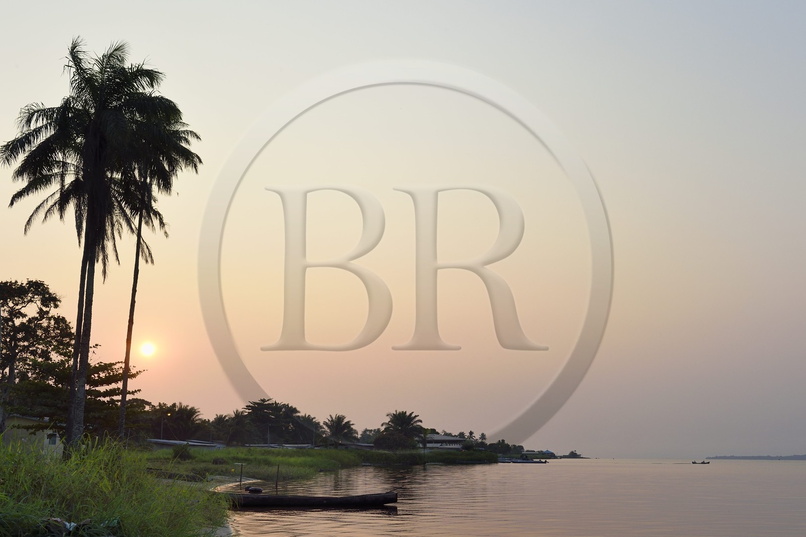 Gabon, province de Ogooué- Maritime, coucher de soleil sur Omboué, petite ville située au bord de la lagune Fernan Vaz (Nkomi)
