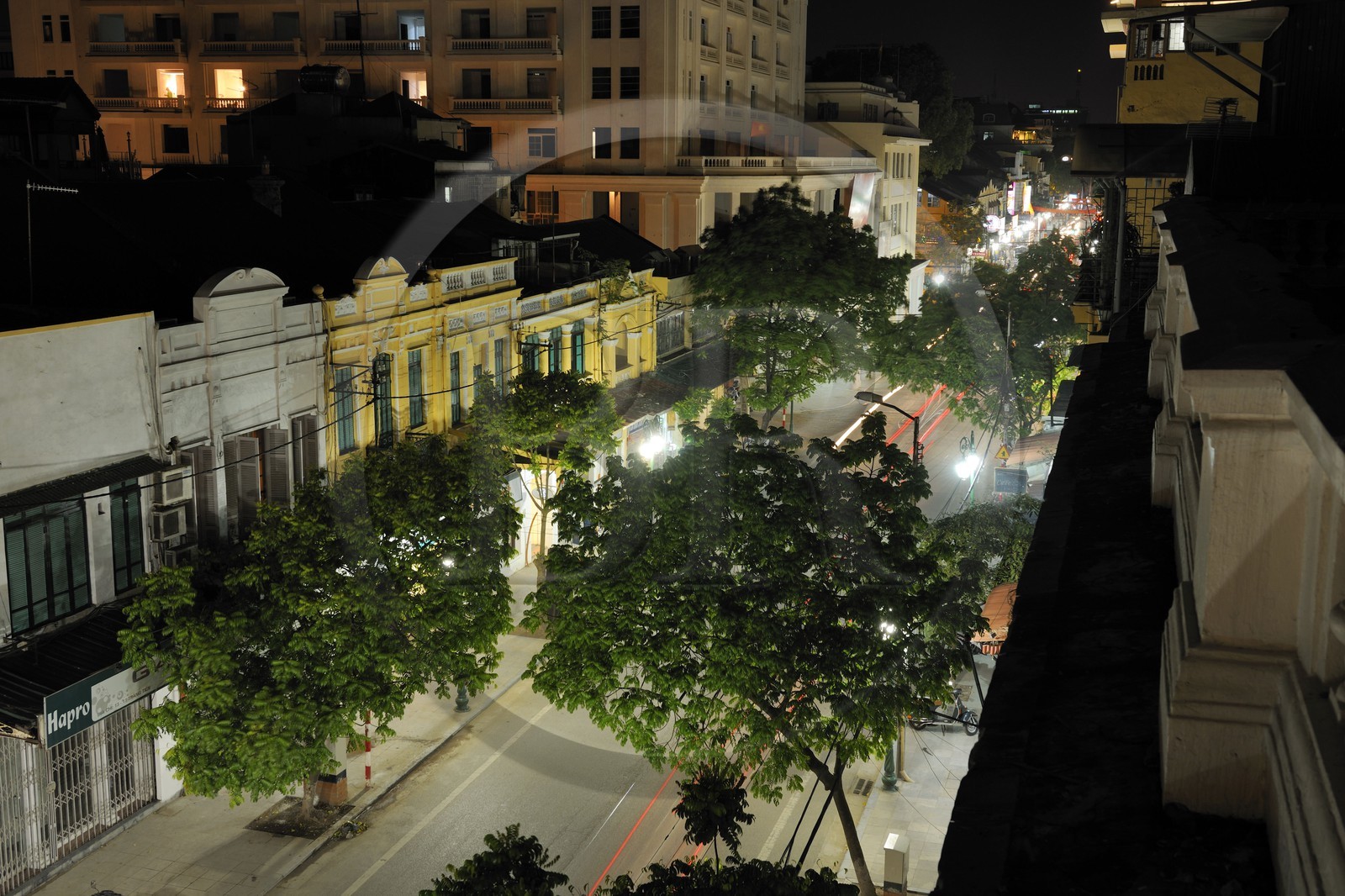 Vietnam, Hanoï, rue Trang Tien dans le quartier de l'opéra, maisons de l'époque coloniale